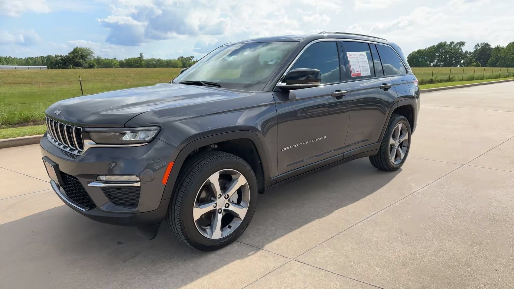Used 2025 Jeep Grand Cherokee Limited AWD/4WD image 3