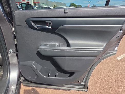 Certified 2022 Toyota Highlander XLE image 19