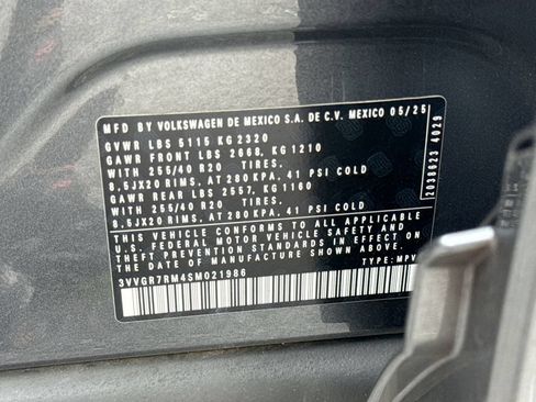 Used 2025 Volkswagen Tiguan SE R-Line AWD/4WD image 27