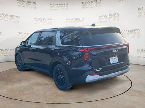 New 2026 Kia Carnival FWD image 3