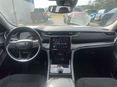 Used 2023 Jeep Grand Cherokee L Laredo image 9