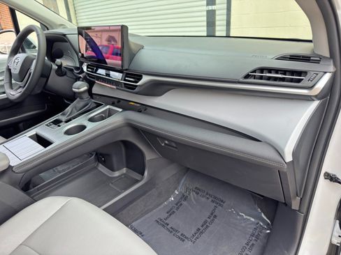 Used 2026 Toyota Sienna XLE FWD image 15
