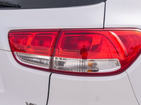 Used 2016 Kia Sorento LX w/ LX Convenience Package image 10