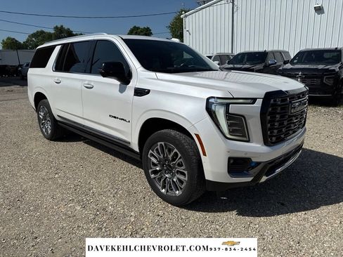 Used 2025 GMC Yukon XL Denali Ultimate w/ LPO, Illumination Package AWD/4WD image 8