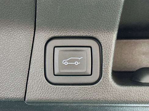 Used 2023 GMC Acadia SLT image 32