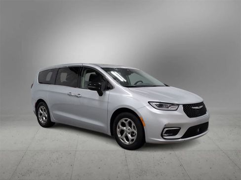 Used 2024 Chrysler Pacifica Limited image 2