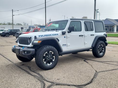 Used 2025 Jeep Wrangler Unlimited Rubicon 4xe w/ Convenience Group AWD/4WD image 2
