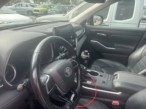 Used 2020 Toyota Highlander XLE image 6