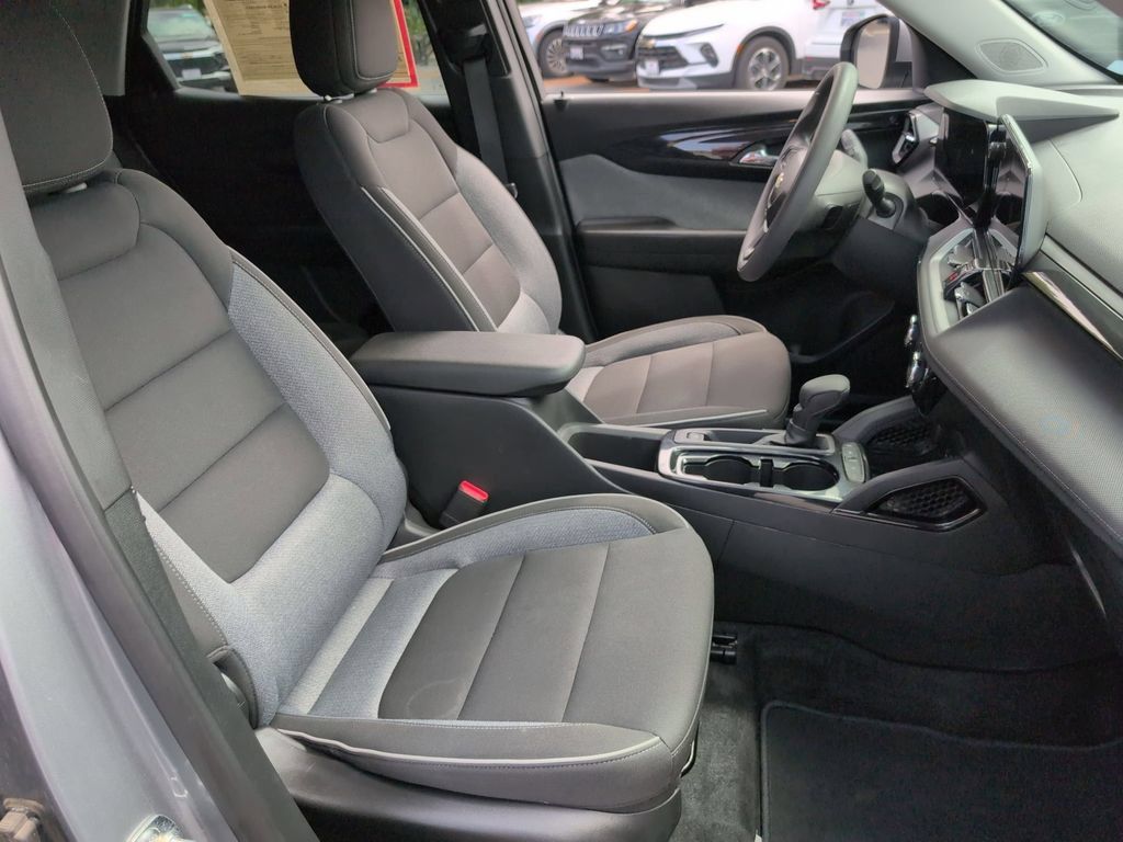 Used 2025 Chevrolet TrailBlazer LT AWD/4WD image 31
