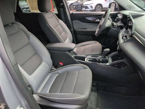 Used 2025 Chevrolet TrailBlazer LT AWD/4WD image 31