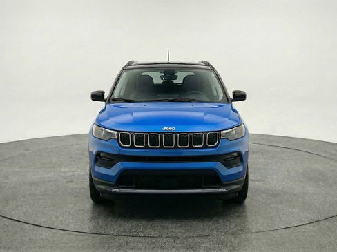 Used 2025 Jeep Compass Limited AWD/4WD image 2