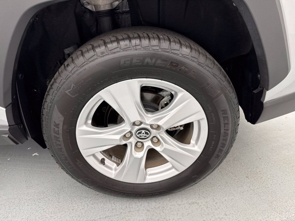 Used 2020 Toyota RAV4 XLE w/ Convenience Package FWD image 7