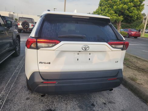 Used 2020 Toyota RAV4 LE FWD image 6