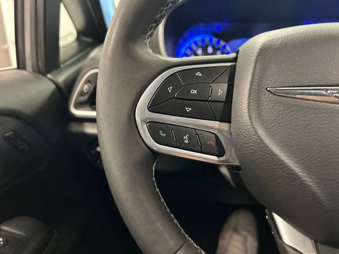 Used 2025 Chrysler Pacifica Select FWD image 20