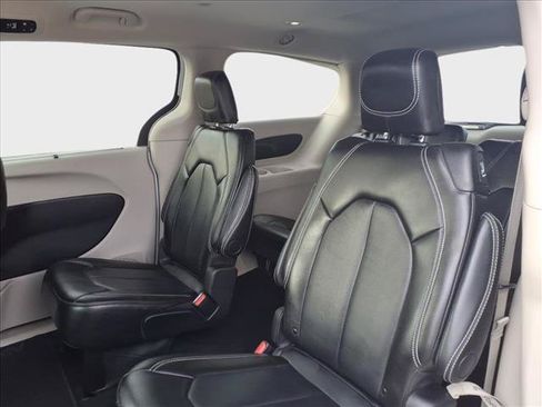 Used 2024 Chrysler Pacifica Touring-L FWD image 31