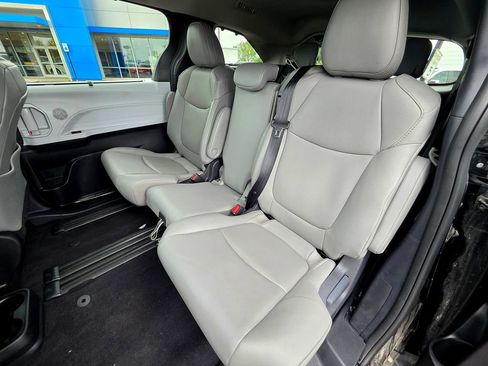Used 2026 Toyota Sienna XLE FWD image 61