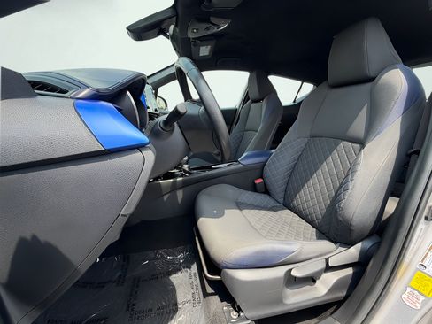 Used 2020 Toyota C-HR XLE FWD image 17