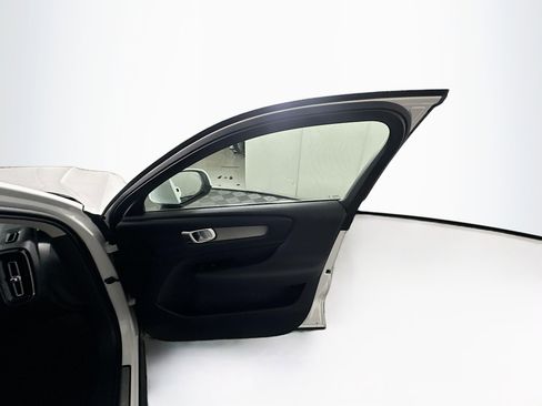 Used 2025 Volvo XC40 B5 Core image 32