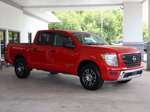 Used 2023 Nissan Titan SV image 8