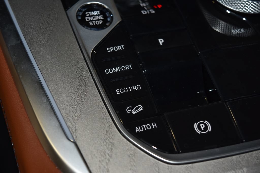 Used 2025 BMW X7 M60i AWD/4WD image 18