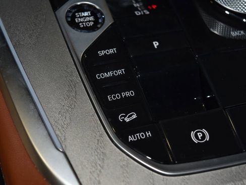 Used 2025 BMW X7 M60i AWD/4WD image 18