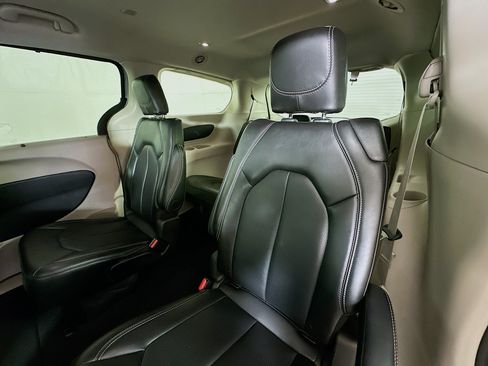 Used 2024 Chrysler Pacifica Touring-L FWD image 22