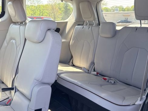 Used 2019 Chrysler Pacifica Limited FWD image 30