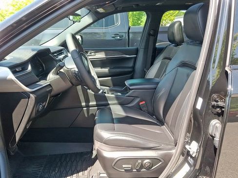 Used 2025 Jeep Grand Cherokee L Limited w/ Black Appearance Package AWD/4WD image 11