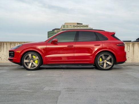 Used 2022 Porsche Cayenne Turbo S AWD/4WD image 3