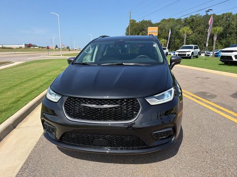Certified 2023 Chrysler Pacifica Touring-L w/ Road Tripper Package AWD/4WD image 13