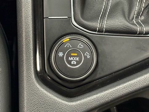 Used 2022 Volkswagen Taos SEL image 32