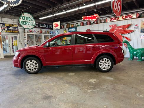 Used 2019 Dodge Journey SE image 2