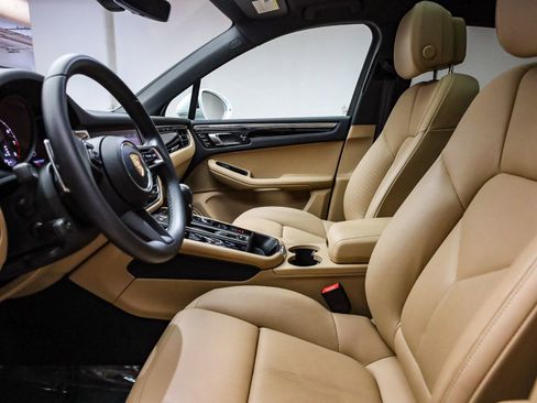 Certified 2025 Porsche Macan image 25