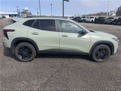 Used 2025 Chevrolet Trax ACTIV w/ Sunroof Package image 1