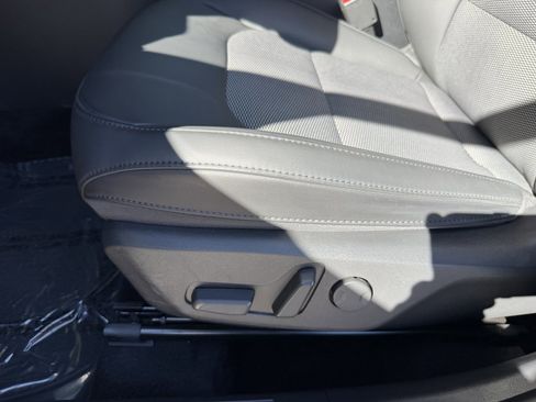 Used 2025 Kia Niro EX image 29