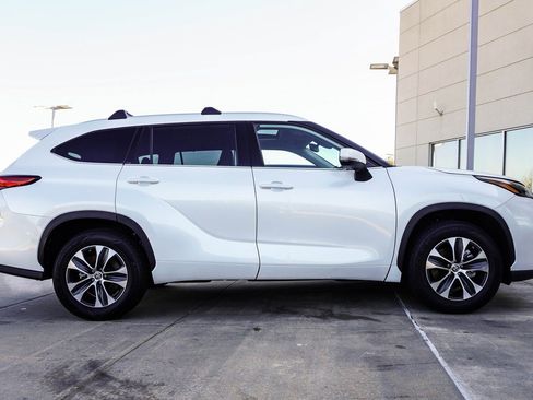 Used 2022 Toyota Highlander XLE image 8