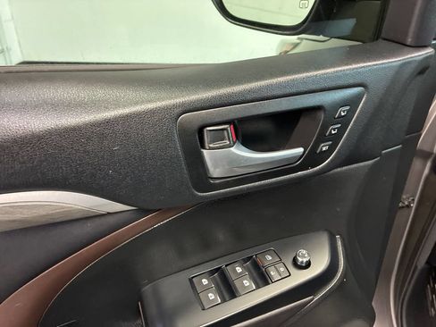 Used 2017 Toyota Highlander Limited Platinum AWD/4WD image 10