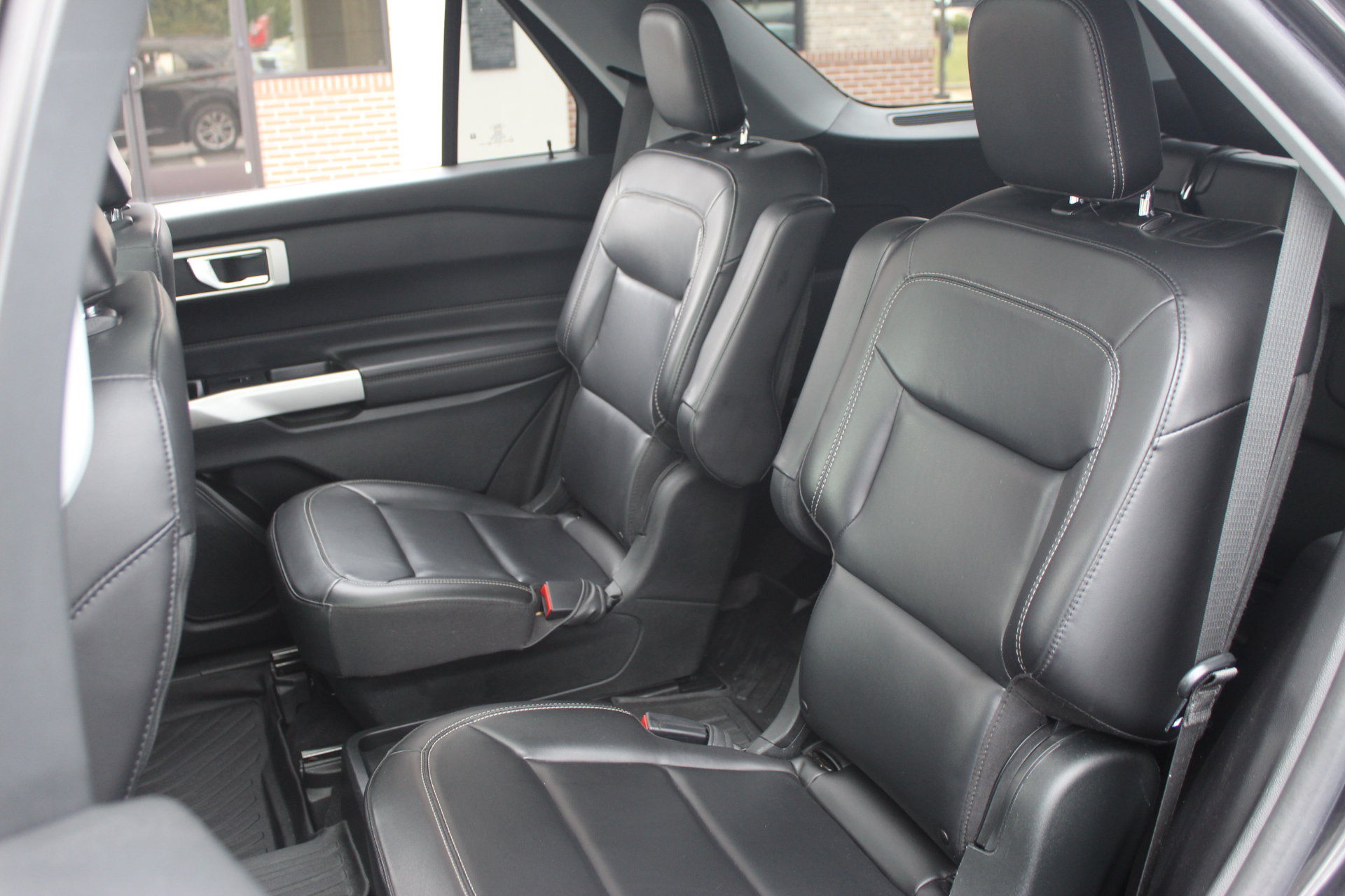 Used 2021 Ford Explorer XLT w/ Equipment Group 202A AWD/4WD image 28