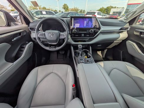 Certified 2025 Toyota Highlander Platinum AWD/4WD image 14