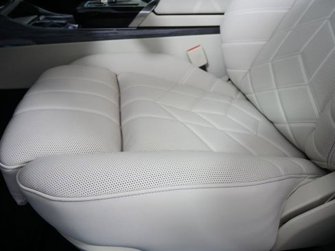 Used 2026 BMW 750e xDrive w/ Executive Package image 10