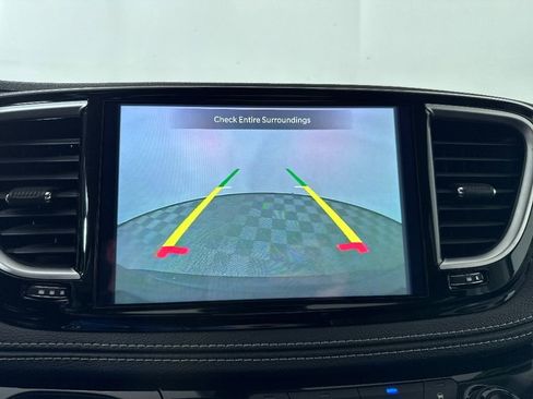 Used 2023 Chrysler Pacifica Limited image 14