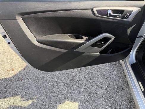 Used 2017 Hyundai Veloster FWD image 10