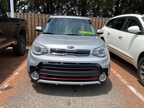 Used 2017 Kia Soul ! w/ Tech Package FWD image 2