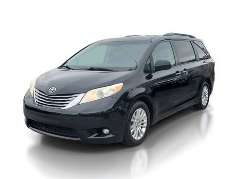 Used 2016 Toyota Sienna XLE image 2