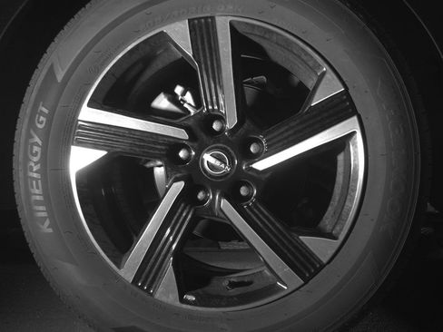 Used 2025 Nissan Sentra SV FWD image 15