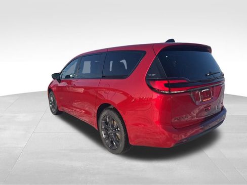 New 2026 Chrysler Pacifica Select image 3
