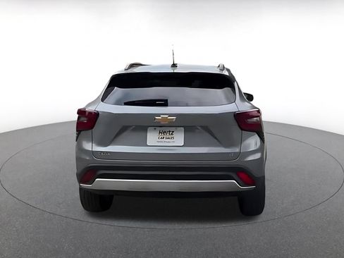 Used 2025 Chevrolet Trax LT FWD image 11