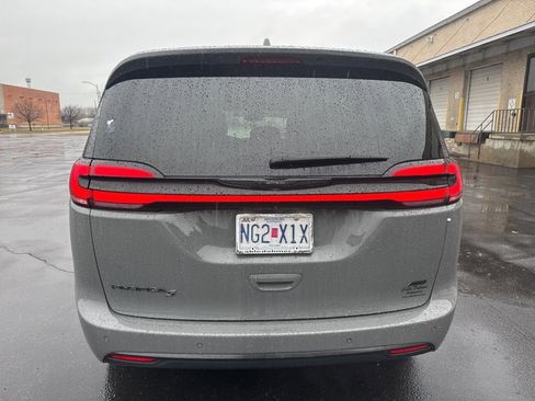 Used 2021 Chrysler Pacifica Touring-L w/ Uconnect Theater Family Group image 6