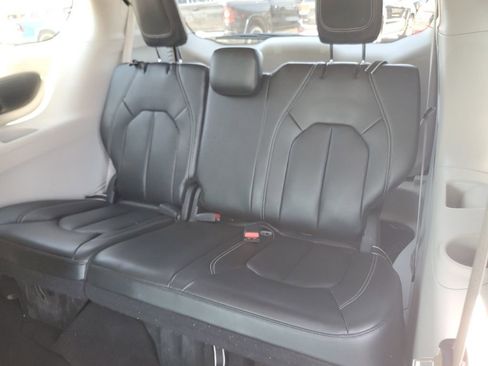 Used 2023 Chrysler Pacifica Touring-L FWD image 34