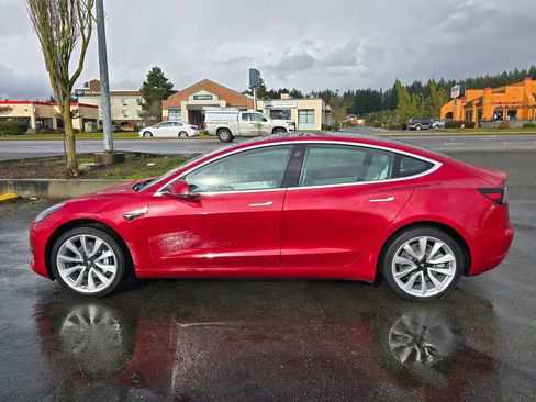 Used 2019 Tesla Model 3 Standard Range Plus image 4